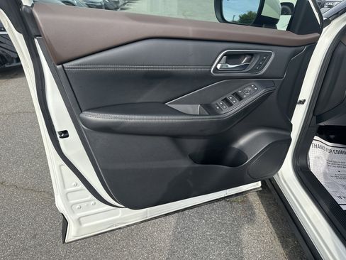 Certified 2023 Nissan Rogue Platinum w/ Platinum Premium Package FWD image 11