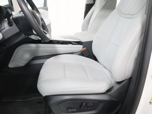 Used 2025 Ford Explorer Platinum w/ Ultimate Package AWD/4WD image 21