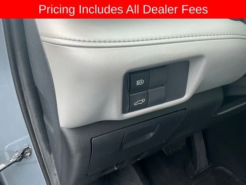 Used 2020 Toyota Highlander XLE FWD image 11