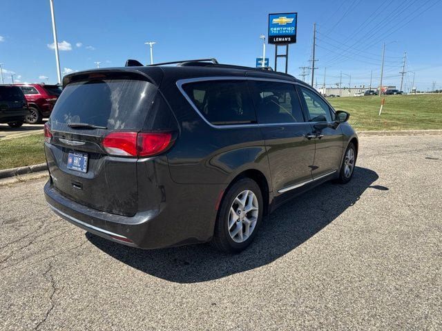 Used 2017 Chrysler Pacifica Touring-L w/ Tire & Wheel Group FWD image 4