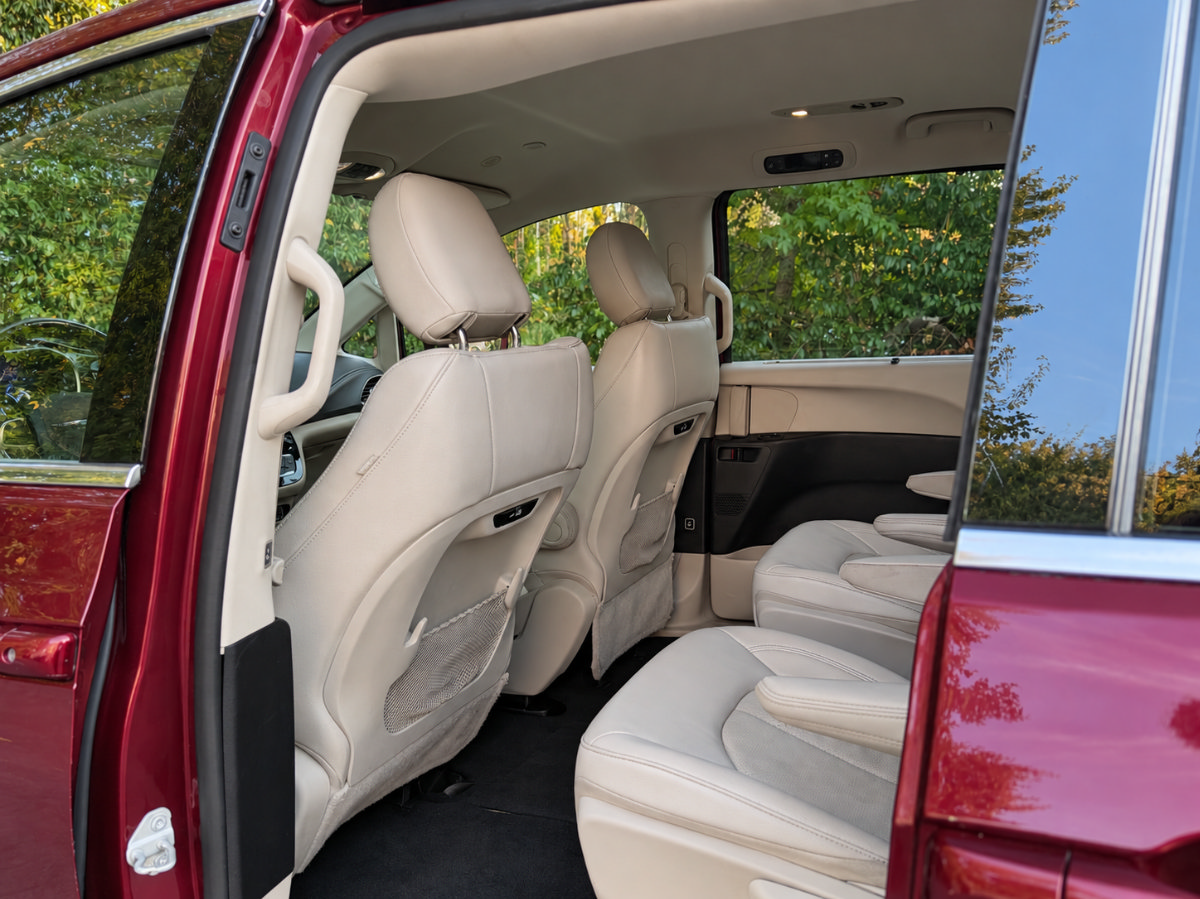 Used 2021 Chrysler Pacifica Touring-L FWD image 16