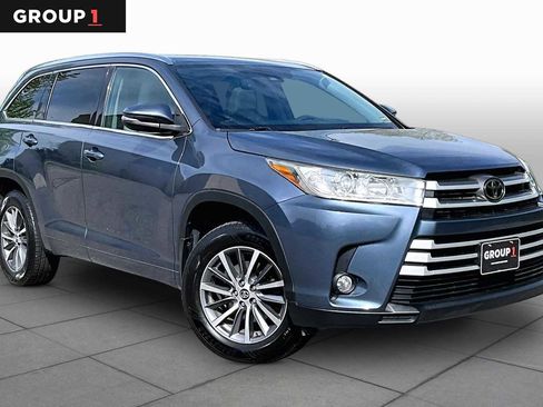 Used 2018 Toyota Highlander XLE w/ Carpet Mat Package (TMS) AWD/4WD image 3