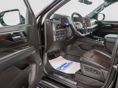 Used 2025 Chevrolet Tahoe High Country w/ Sun And Tow Package AWD/4WD image 3