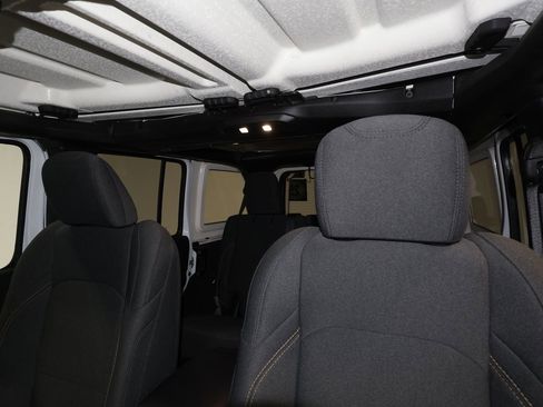 Used 2025 Jeep Wrangler Sahara image 17