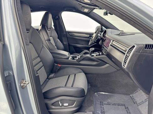 Used 2021 Porsche Cayenne GTS w/ Lightweight Sport Package image 15
