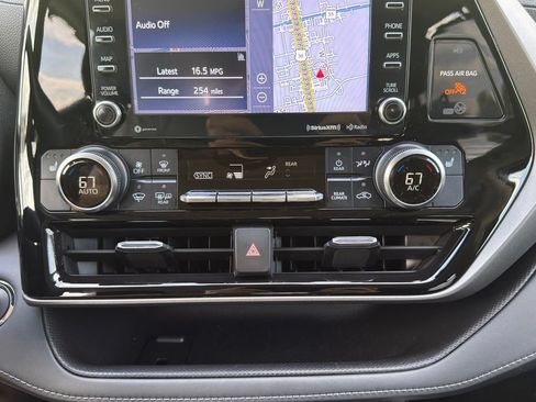 Used 2022 Toyota Highlander XLE AWD/4WD image 27