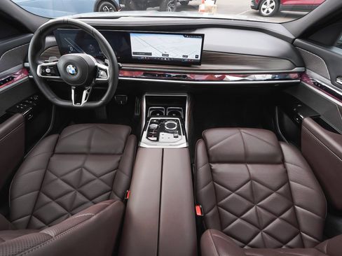 Used 2025 BMW 740i xDrive AWD/4WD image 38