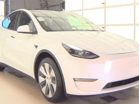 Used 2023 Tesla Model Y Long Range image 3