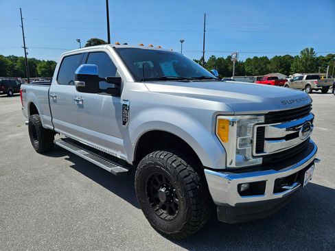 Used 2017 Ford F250 XLT w/ XLT Premium Package AWD/4WD image 8