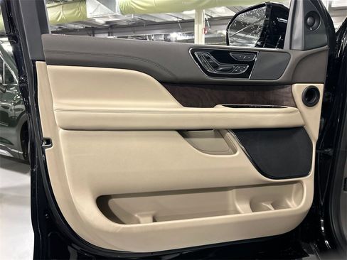 Used 2022 Lincoln Navigator Reserve w/ Monochromatic Package image 9