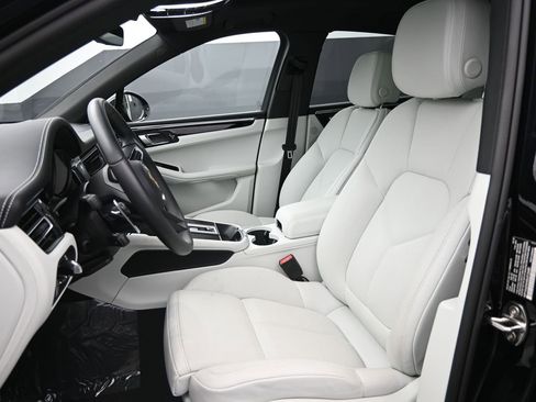 New 2025 Porsche Macan image 5