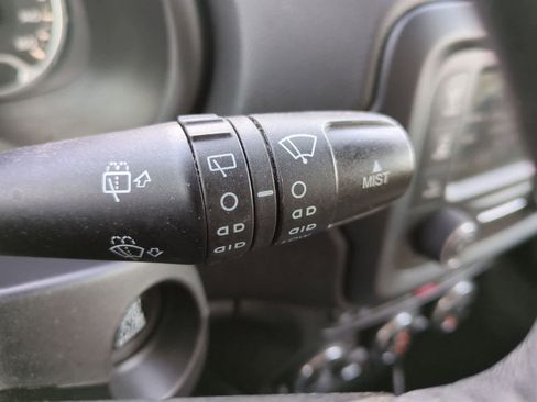 Used 2015 Jeep Renegade Latitude w/ Popular Equipment Group image 25