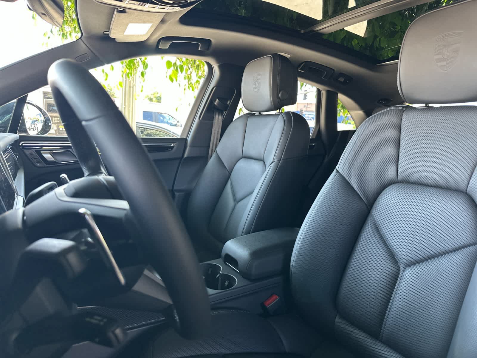 Certified 2025 Porsche Macan AWD/4WD image 5