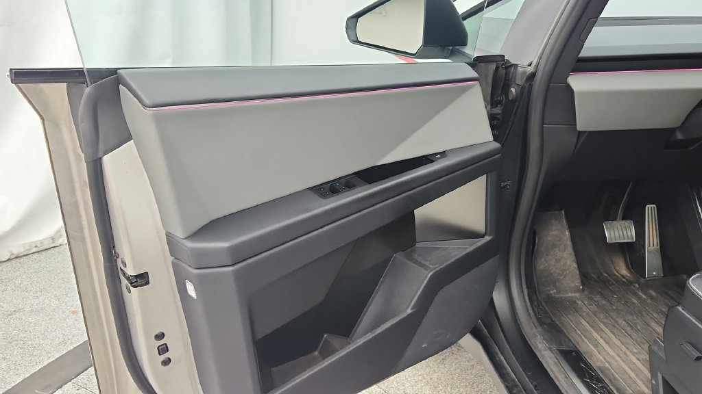 Used 2024 Tesla Cybertruck AWD Crew Cab image 11
