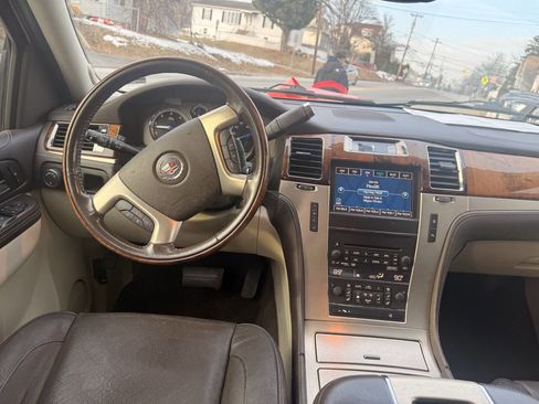 Used 2011 Cadillac Escalade ESV Platinum image 12