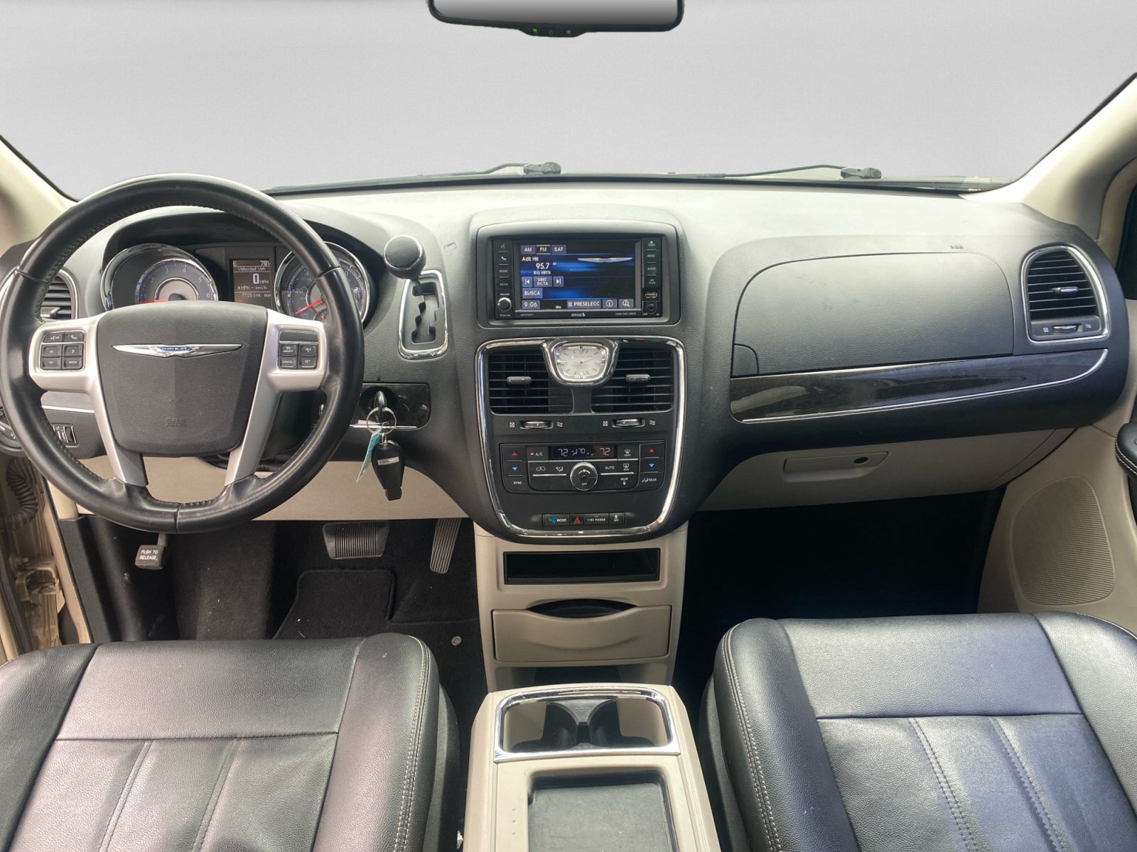 Used 2016 Chrysler Town & Country Touring FWD image 15