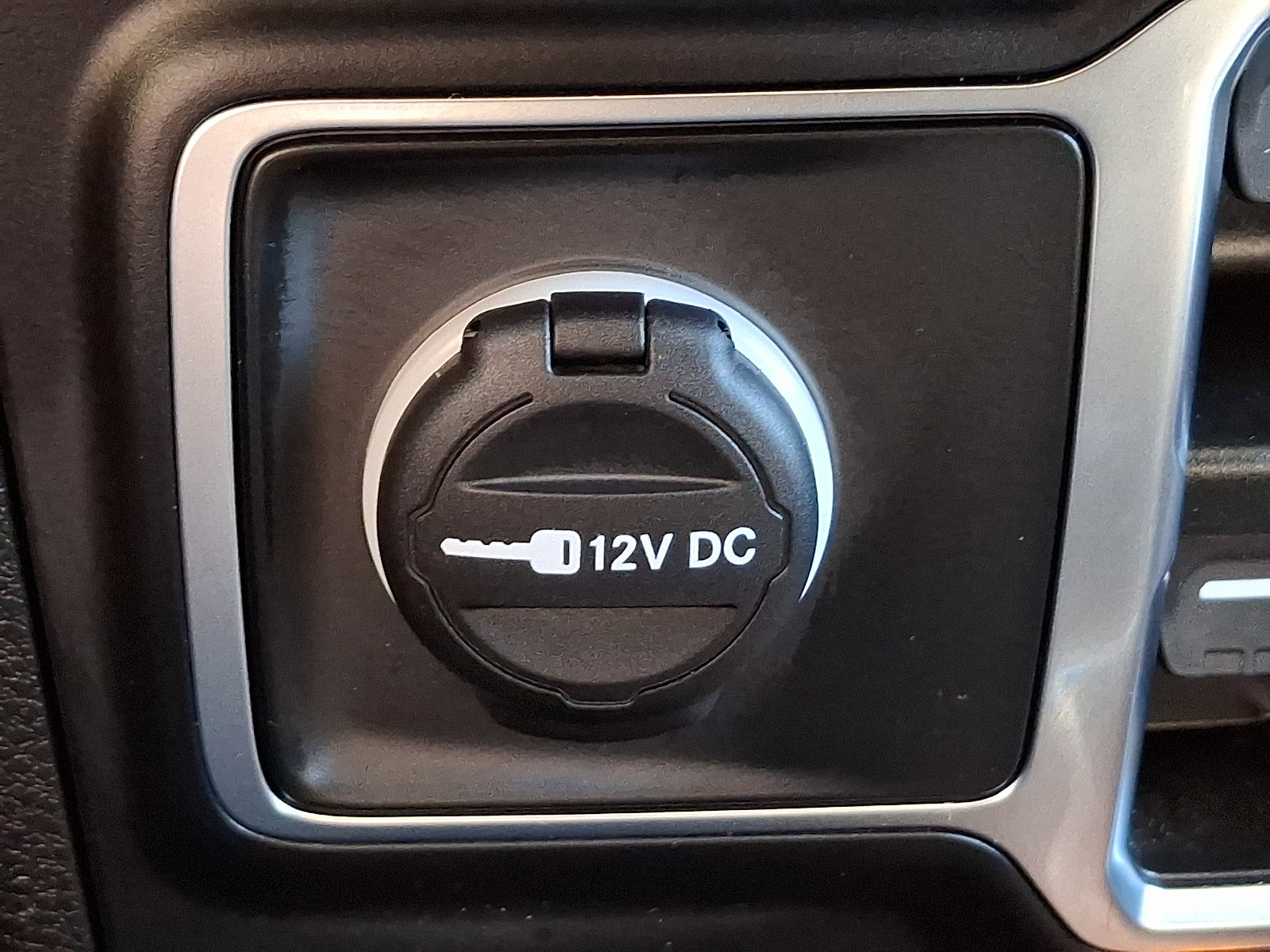 Used 2024 Jeep Wrangler Unlimited w/ Convenience Group AWD/4WD image 23