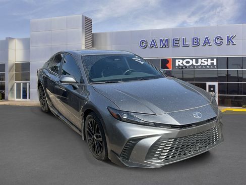 Used 2025 Toyota Camry SE w/ Convenience Package FWD image 4