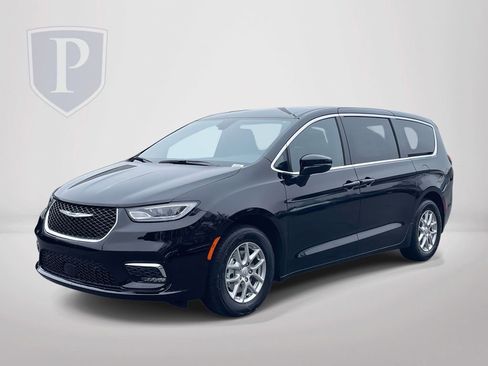 New 2026 Chrysler Pacifica Select image 4