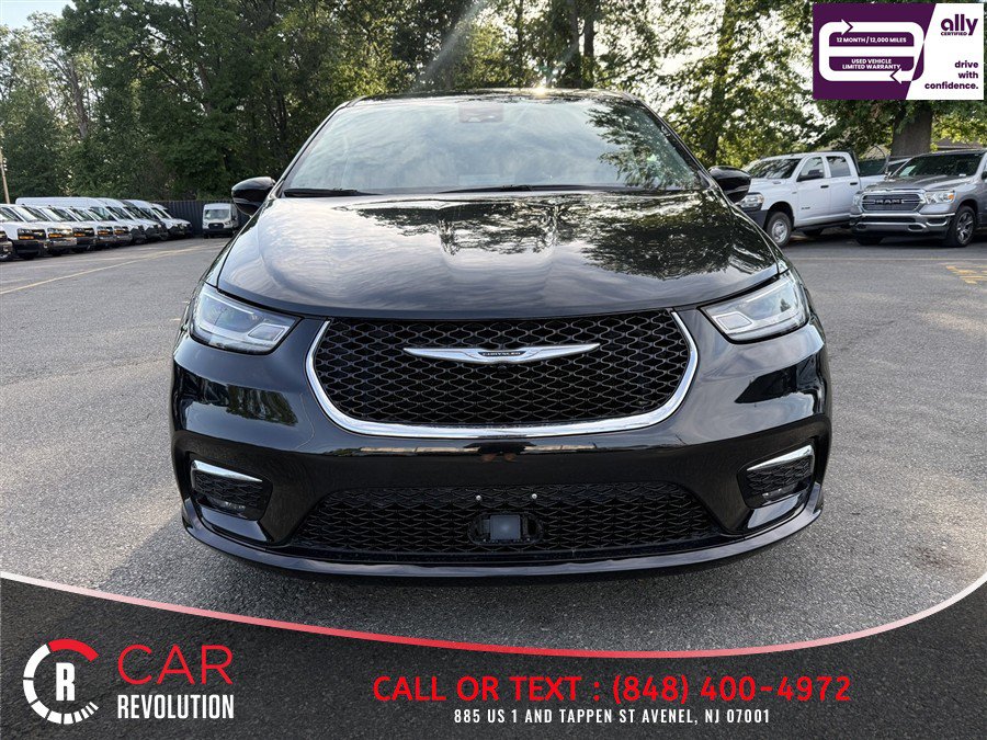 Used 2024 Chrysler Pacifica Limited FWD image 2