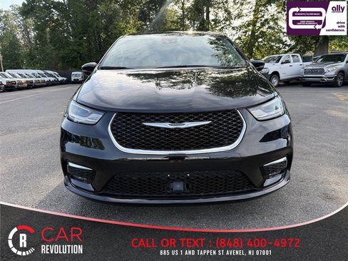 Used 2024 Chrysler Pacifica Limited FWD image 2