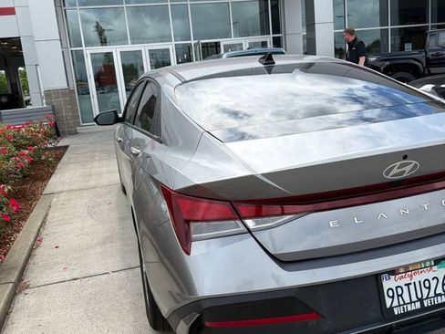 Used 2025 Hyundai Elantra SE FWD image 6