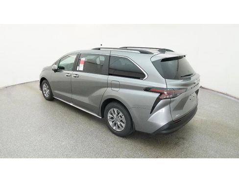 New 2026 Toyota Sienna XLE image 5