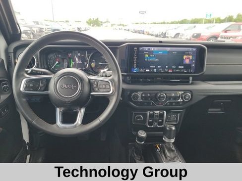 Used 2024 Jeep Wrangler Unlimited Sahara w/ Technology Group AWD/4WD image 4