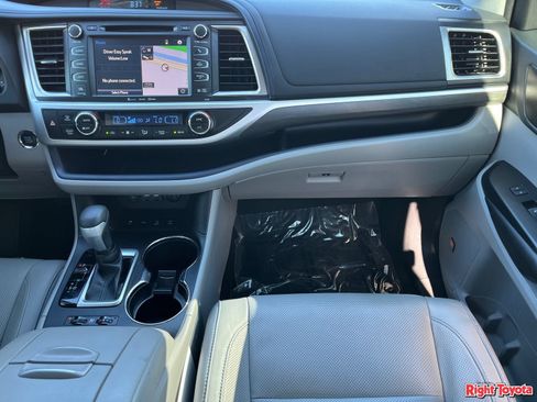 Used 2019 Toyota Highlander Limited w/ Carpet Mat Package (TMS) AWD/4WD image 18