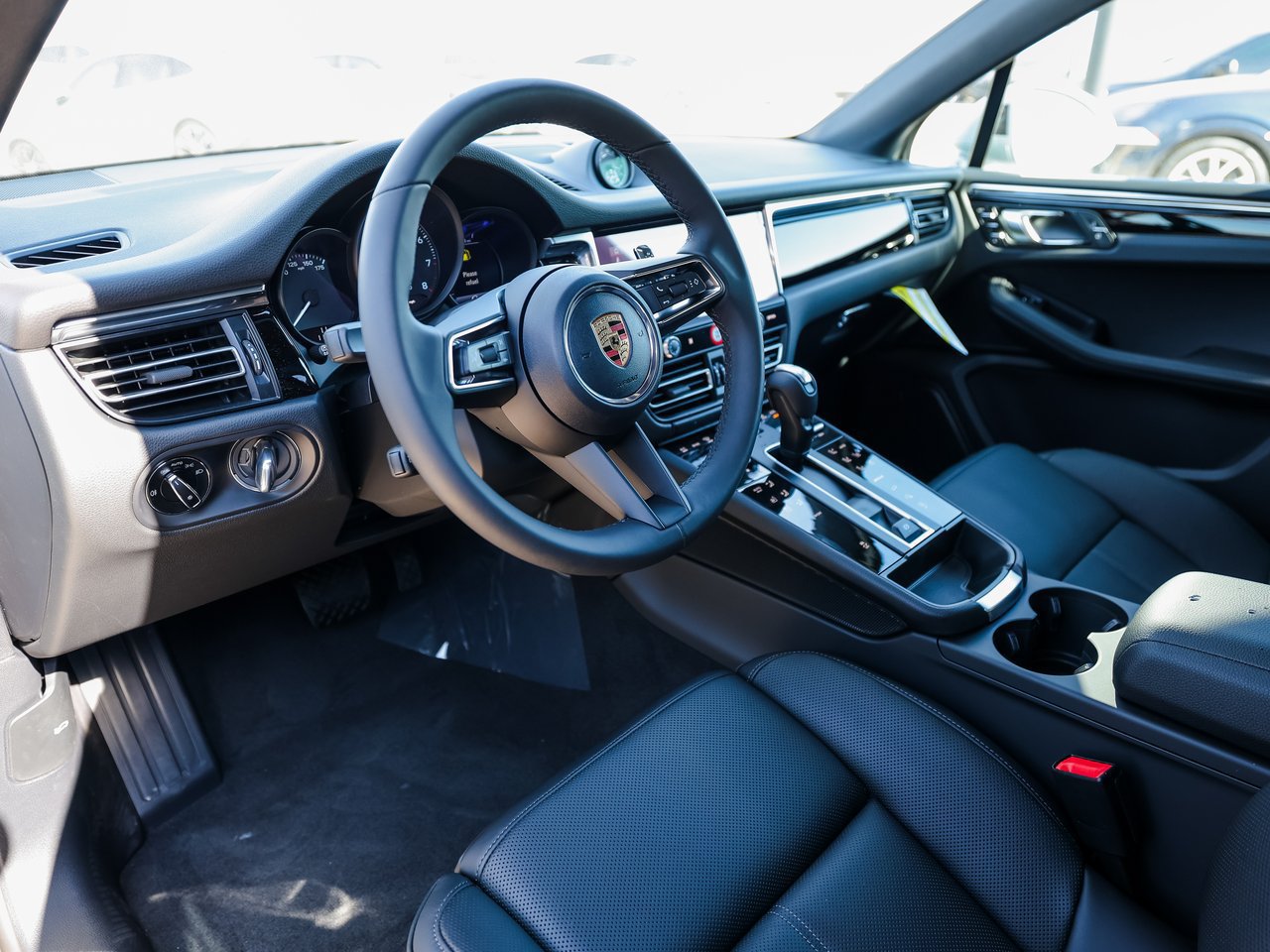 Certified 2026 Porsche Macan AWD/4WD image 4