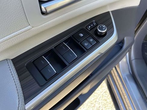 Used 2022 Toyota Sienna Limited image 19