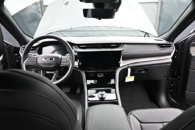 New 2026 Jeep Grand Cherokee Limited w/ Luxury Tech Group II AWD/4WD image 9
