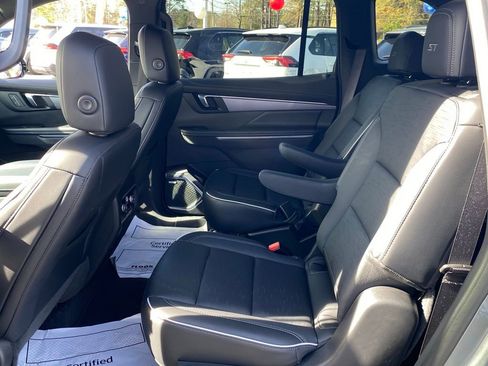 Used 2025 Buick Enclave Sport Touring image 9