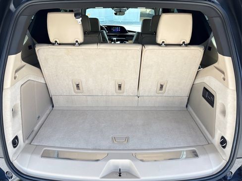 Used 2024 Cadillac Escalade Premium Luxury AWD/4WD image 11