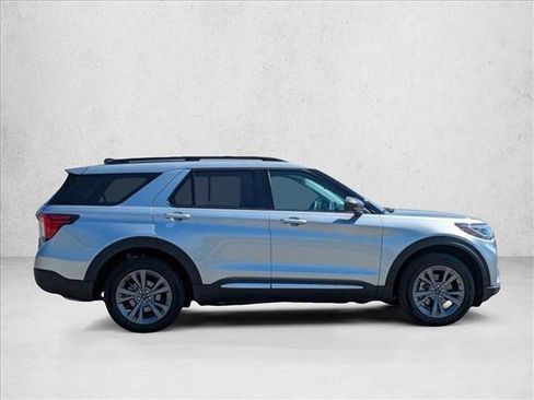 Used 2025 Ford Explorer Active w/ Active Comfort Package image 3