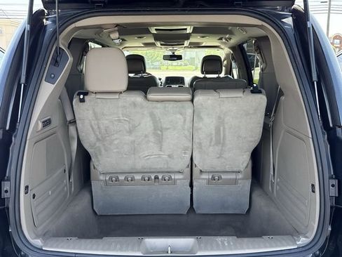 Used 2015 Chrysler Town & Country Limited Platinum FWD image 11