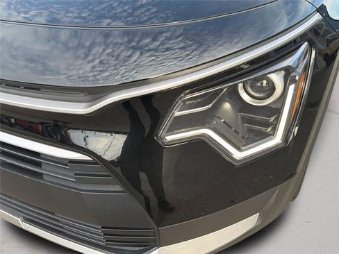 Used 2025 Kia Niro LX FWD image 30