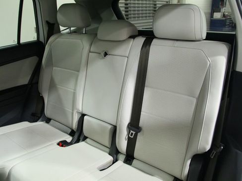 Used 2021 Volkswagen Tiguan SE w/ Panoramic Sunroof Package AWD/4WD image 28