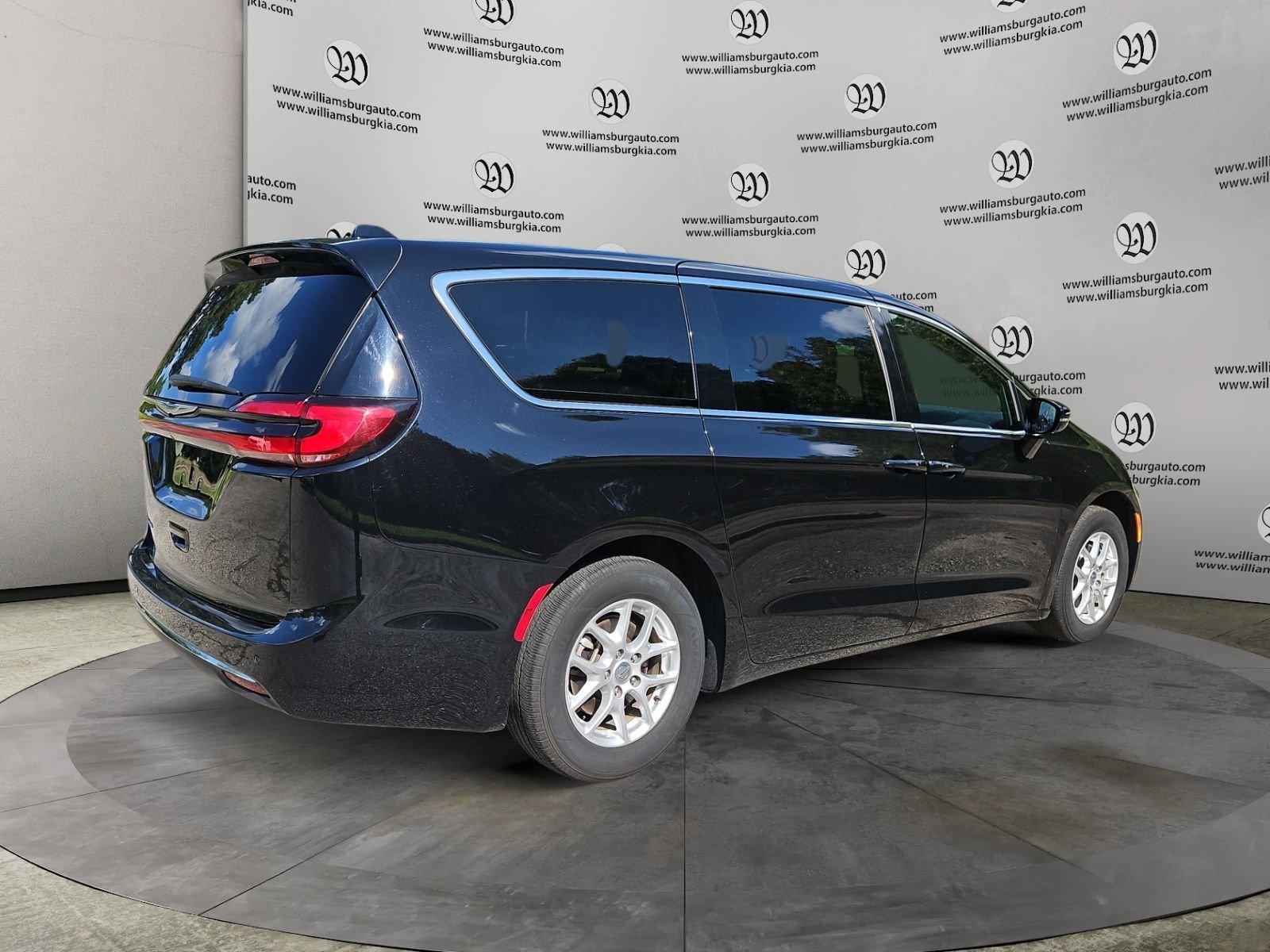 Used 2025 Chrysler Pacifica Select FWD image 5