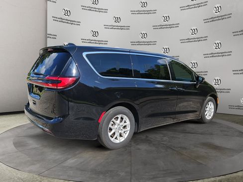 Used 2025 Chrysler Pacifica Select FWD image 5