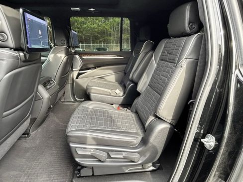 Used 2025 Cadillac Escalade ESV Sport Platinum image 8