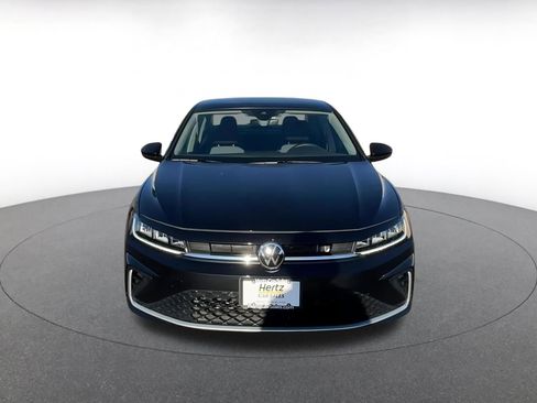 Used 2025 Volkswagen Jetta SE image 4