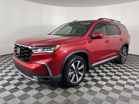 Used 2025 Honda Pilot Touring image 4