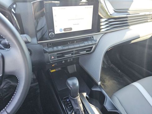 Used 2025 Toyota Camry SE AWD/4WD image 32