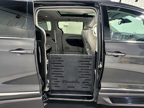 Used 2017 Chrysler Pacifica Limited FWD image 26