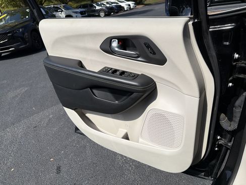 Used 2024 Chrysler Pacifica Touring-L FWD image 14