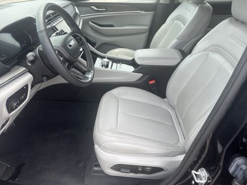 Used 2022 Jeep Grand Cherokee Overland AWD/4WD image 5