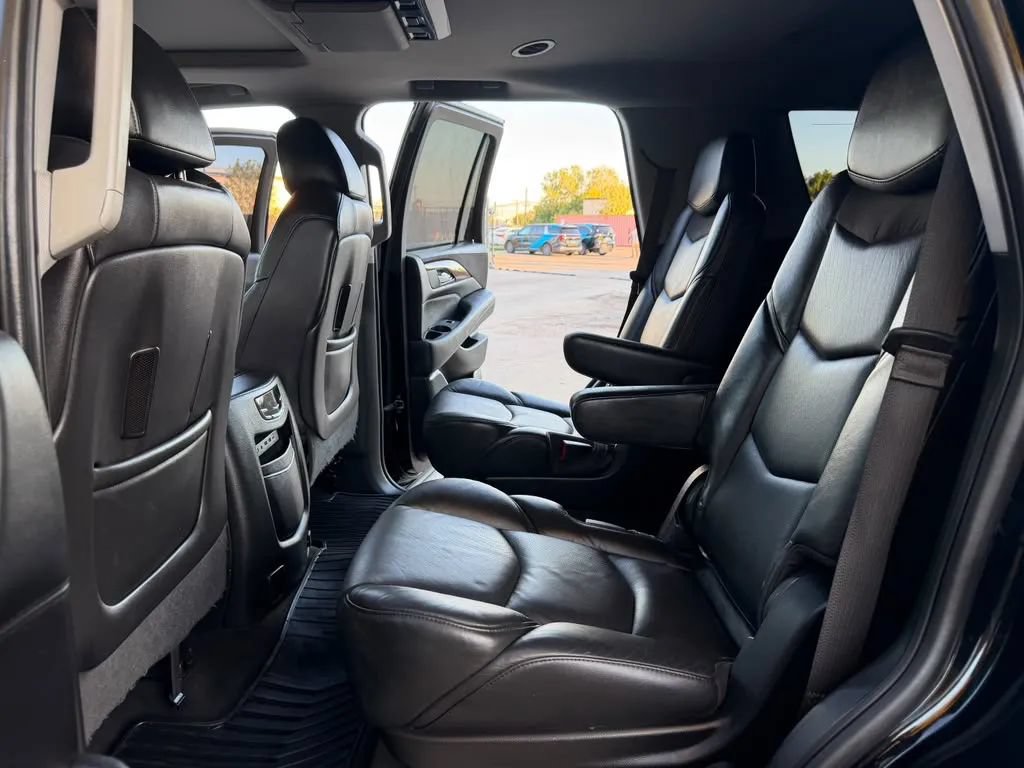 Used 2018 Cadillac Escalade Premium Luxury RWD image 16