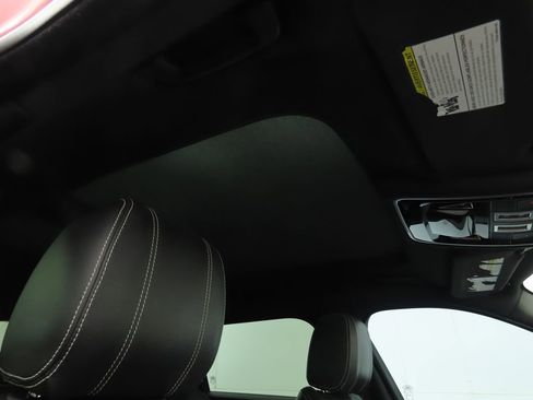 Used 2018 Land Rover Range Rover Velar R-Dynamic SE image 17