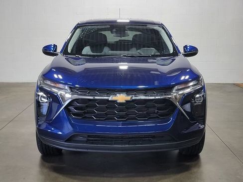 Used 2024 Chevrolet Trax LS w/ LS Convenience Package FWD image 3